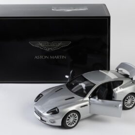 ASTON MARTIN: A NOS BIG 1:12 scale Kyosho Aston Martin V12 Vanquish die-cast model with opening doors, bonnet, boot & steerable front wheels
